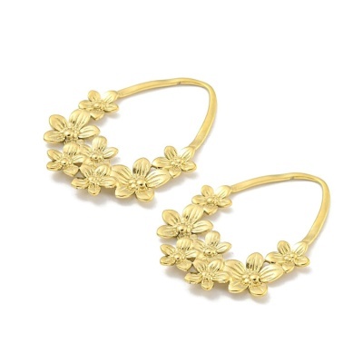 Brincos dourados com flores decorativas