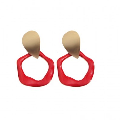 Brincos com suporte dourado e pendente vermelho em forma orgânica