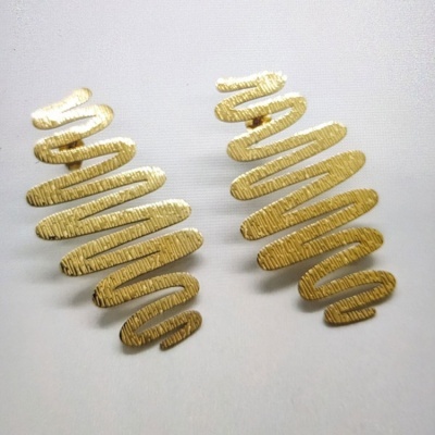 Brincos dourados em espiral com textura riscada