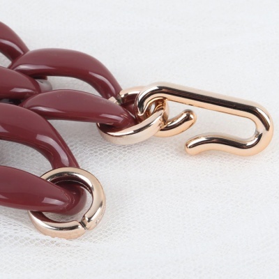 Corrente com elos grandes vinho e fecho dourado