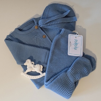 Conjunto de roupa para bebé azul claro em malha com casaco, calças, gorro e brinquedo de cavalo