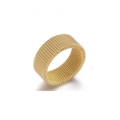 Anel dourado com padrão de malha texturizada em fundo branco