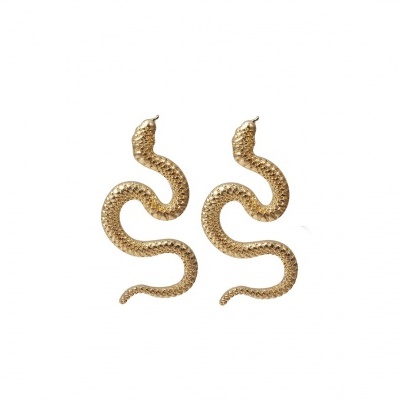 Brincos dourados em forma de serpente com textura de escamas