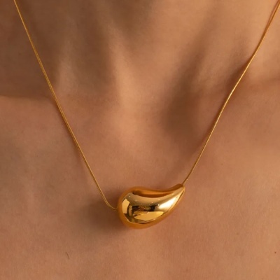 Colar dourado com pendente em forma de gota