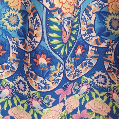 Tecido com padrão floral colorido em fundo azul