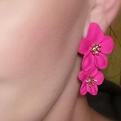 Brinco pendente com duas flores cor-de-rosa em tecido e detalhes dourados