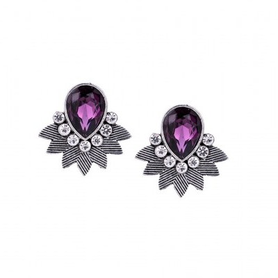 Brincos com pedra roxa em gota e detalhes em metal prateado