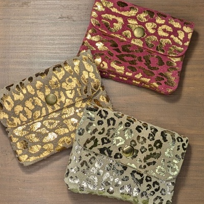 Três carteiras pequenas animal print com fecho botão em madeira