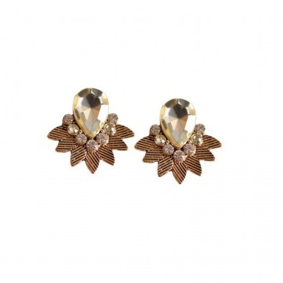 Par de brincos dourados com pedras transparentes