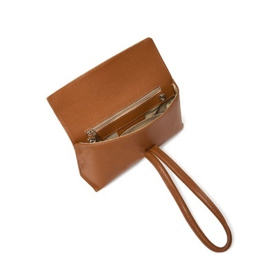 Carteira castanha com fecho de aba e alça fina, aberta.