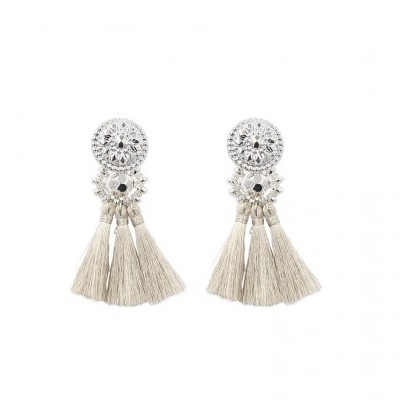 Brincos com base redonda decorada e fios de tecido pendentes