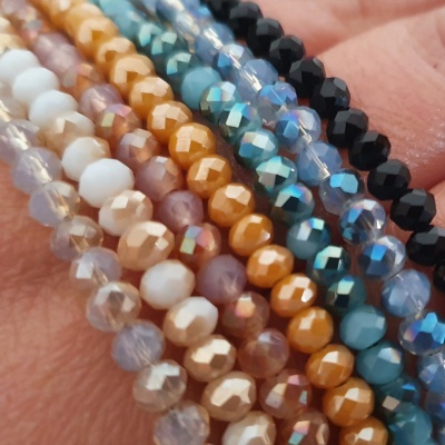 Várias pulseiras coloridas feitas de contas facetadas