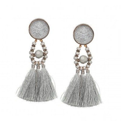 Brincos com base redonda prateada, contas bege, pérola central e franjas cinza