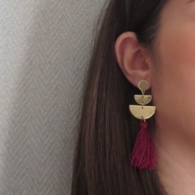 Brinco dourado com tassel bordô