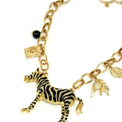 Colar dourado com pendente de zebra e outros pendentes decorativos