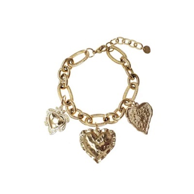 Pulseira dourada com três pendentes em forma de coração e um pendente circular, fundo branco