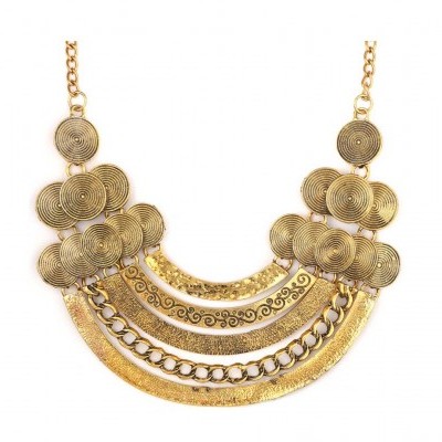 Colar dourado com placas e correntes sobre fundo branco