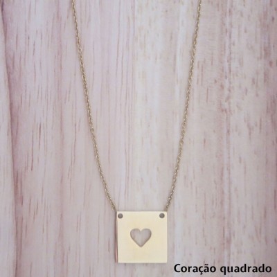 Colar dourado com pendente quadrado e coração recortado