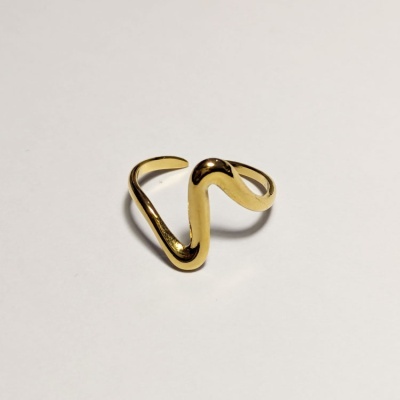 Anel dourado em forma de onda com superfície lisa