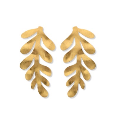 Brincos dourados em forma de folhas com textura escovada