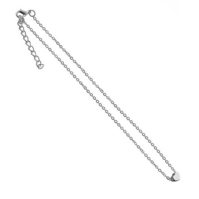 Colar prateado com pendente em forma de coração