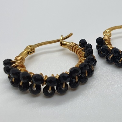 Brincos de argola dourados com contas pretas