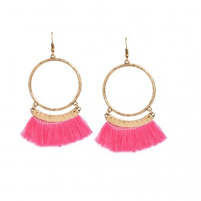 Brincos pendentes dourados com franjas rosa