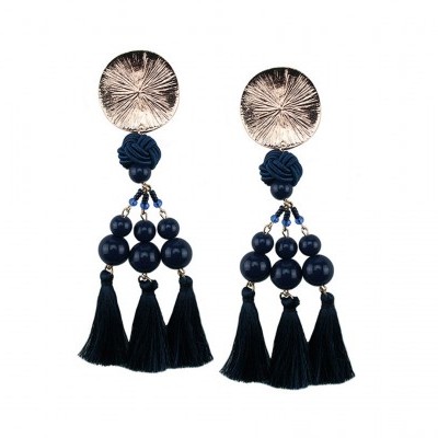Brincos pendentes com bolas azuis e franjas azuis em fundo branco