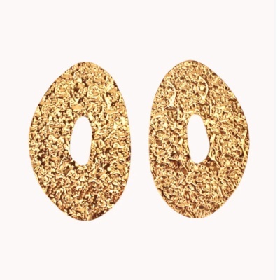 Brincos ovais dourados com textura irregular e buraco no centro