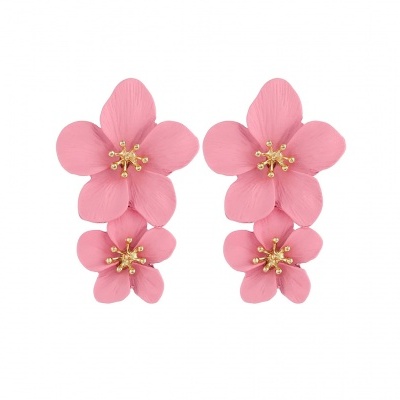 Brincos de flores cor de rosa com detalhes dourados, em fundo branco