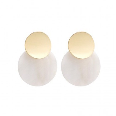 Brincos redondos dourados e brancos