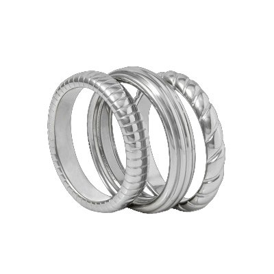 Conjunto de três anéis prateados com texturas variadas