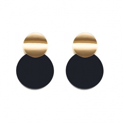 Brincos dourados e pretos com design circular