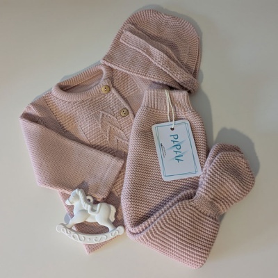 Conjunto de roupa de bebé cor de rosa em malha com camisola, calças e cavalo de balanço branco