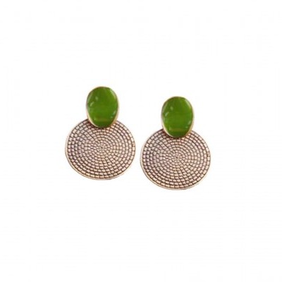 Brincos com pedras verdes e base redonda dourada em fundo branco