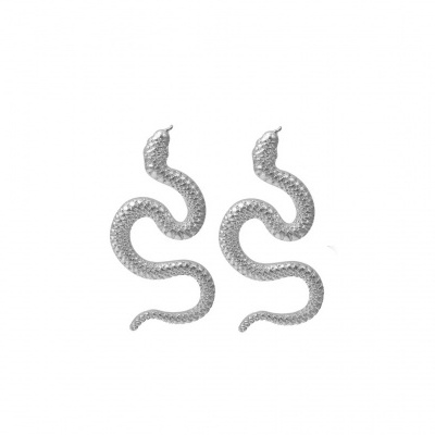 Par de brincos prateados em forma de cobra com textura detalhada.