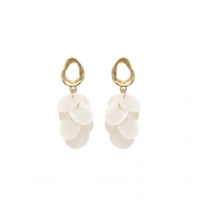 Brincos dourados com pendentes de discos brancos em camadas