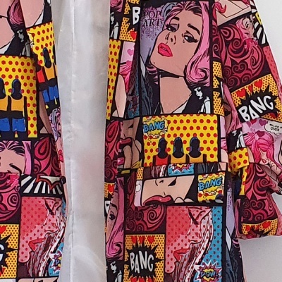 Casaco com padrões gráficos coloridos de quadrinhos