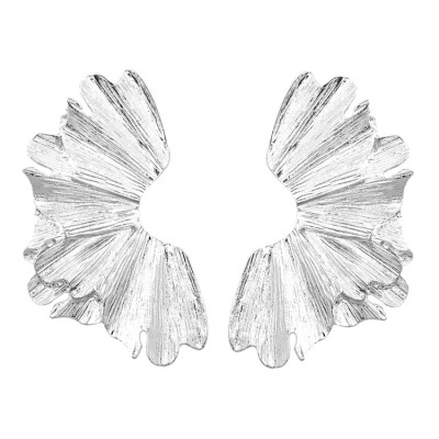 Brincos prateados com design em forma de folhas ou asas