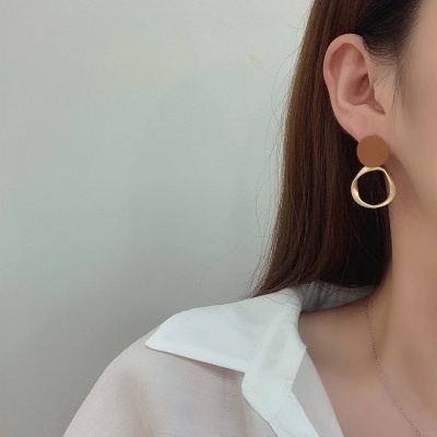 Brinco castanho redondo e pendente dourado irregular