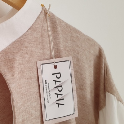 Casaco bege com gola branca e etiqueta pendurada PAPAIA