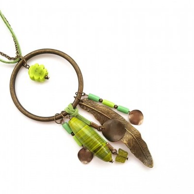 Colar artesanal com anel metálico, contas verdes e castanhas, pena metálica e cordão verde
