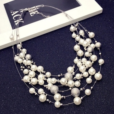 Colar feminino multi-camadas com contas brancas e prateadas em tecido preto
