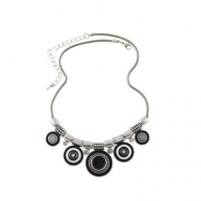 Colar feminino prata com pendentes negros sobre fundo branco