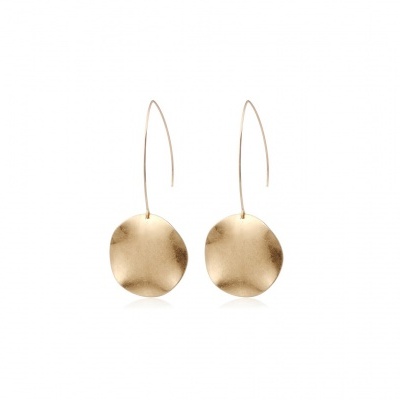 Brincos dourados texturizados com gancho fino em fundo branco