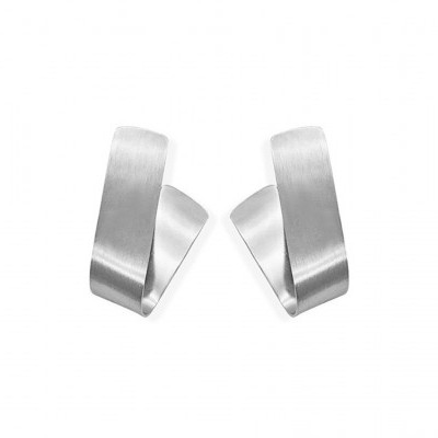 Par de brincos prateados com design curvo e acabamento acetinado