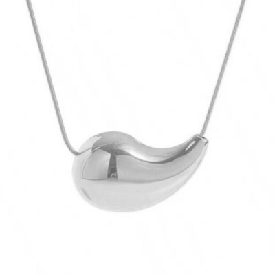 Colar com pendente prateado em formato orgânico irregular