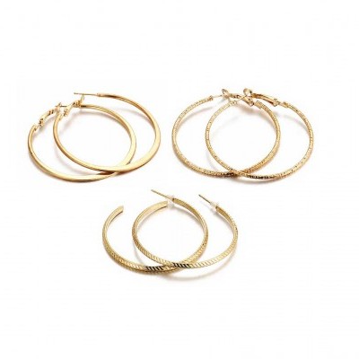 Três pares de brincos de argola dourados com várias texturas