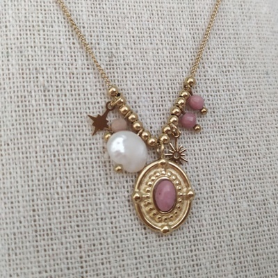 Colar dourado com pendentes de pedra rosa, pérola e contas coloridas