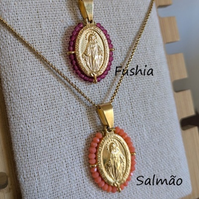 Colares com pendentes dourados ovais e pedras coloridas em suporte de tecido